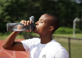 El peligro oculto en tu botella reutilizable: por qué lavarla mal puede enfermarte de gravedad