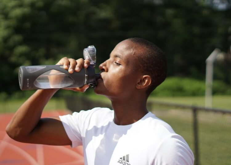 El peligro oculto en tu botella reutilizable: por qué lavarla mal puede enfermarte de gravedad