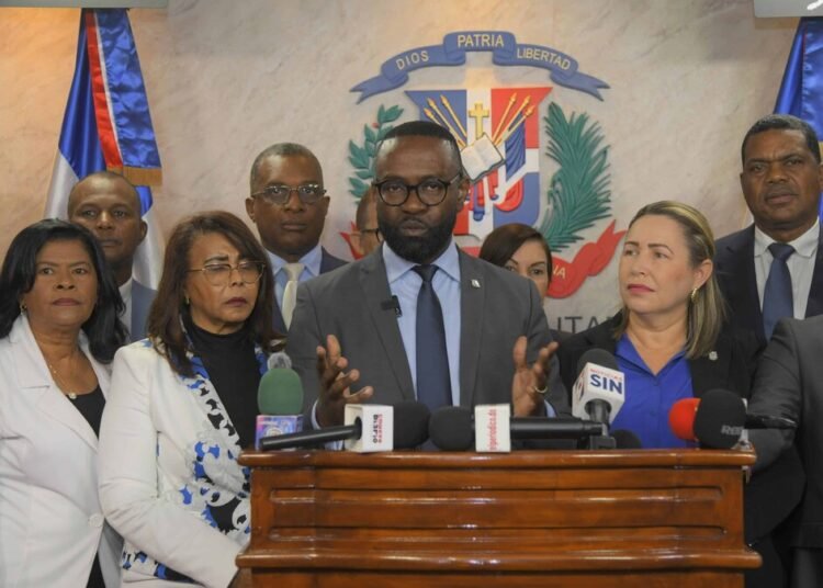 Hijos estarían obligados por ley a mantener a sus padres: todo lo que debes saber sobre esta propuesta