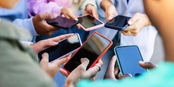 Crisis adolescente: cómo el uso de redes sociales está afectando su bienestar en todo el mundo