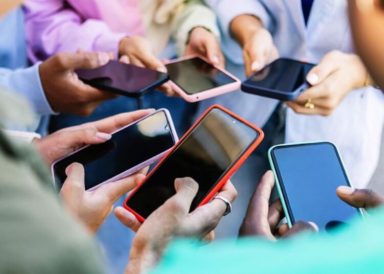 Crisis adolescente: cómo el uso de redes sociales está afectando su bienestar en todo el mundo