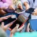 Crisis adolescente: cómo el uso de redes sociales está afectando su bienestar en todo el mundo