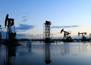 El petróleo de Texas se dispara y cierra en 102.27 dólares