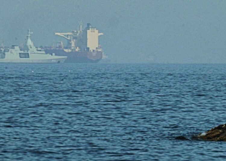 Barco desafía tensiones en Ormuz y logra histórica entrega de gas a India