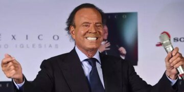 Julio Iglesias demanda a elDiario.es tras negarse a retractarse por las acusaciones de sus exempleadas