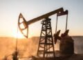El precio del petróleo se desploma un 12 % ante un posible acuerdo entre EE. UU. e Irán
