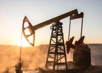 El precio del petróleo se desploma un 12 % ante un posible acuerdo entre EE. UU. e Irán