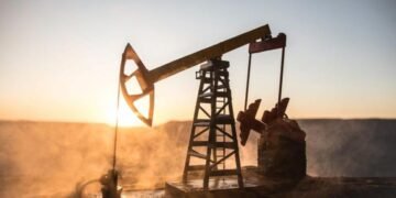 El precio del petróleo se desploma un 12 % ante un posible acuerdo entre EE. UU. e Irán