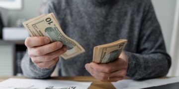 Por qué un dólar débil dispara el costo de tu vida y cómo te afecta hoy