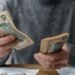 Por qué un dólar débil dispara el costo de tu vida y cómo te afecta hoy