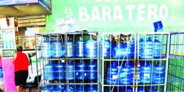 Golpe al bolsillo en Barahona: el precio del botellón de agua se dispara