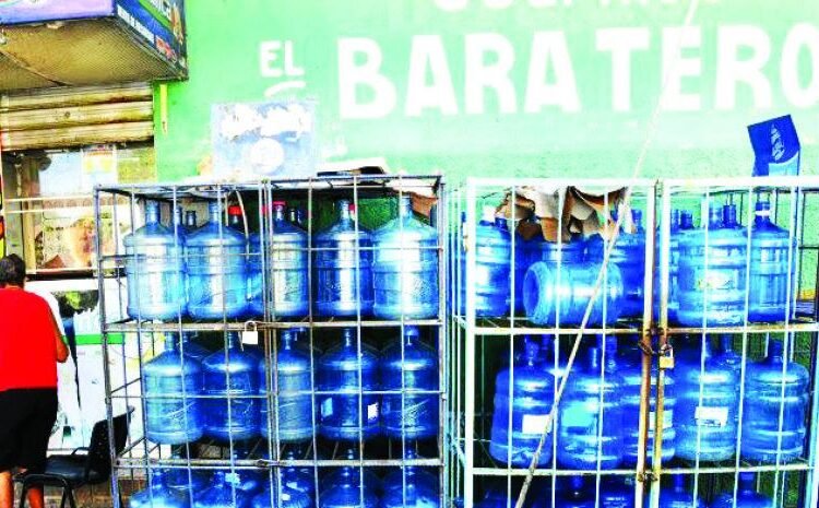 Golpe al bolsillo en Barahona: el precio del botellón de agua se dispara