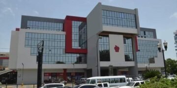 Tragedia en Plaza Central: hombre pierde la vida tras caer de torre de parqueos