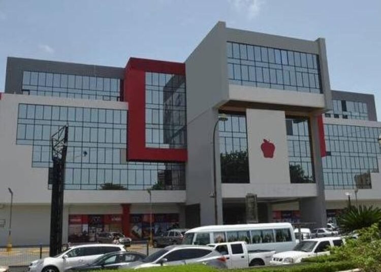 Tragedia en Plaza Central: hombre pierde la vida tras caer de torre de parqueos