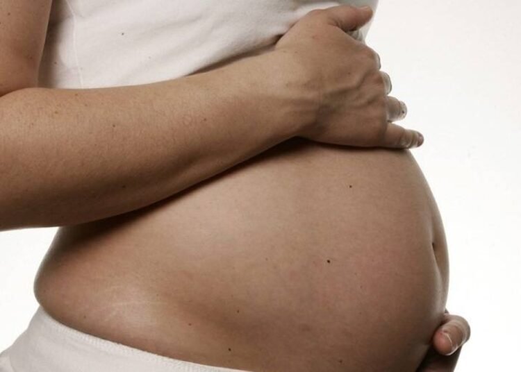 Madres dominicanas postergan la maternidad: los datos que explican el nuevo perfil demográfico del país
