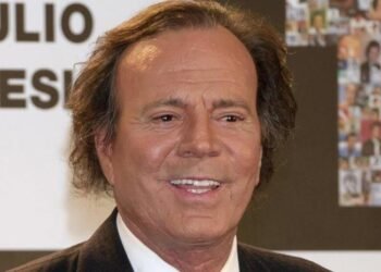 Julio Iglesias emprende acciones legales contra Yolanda Díaz por injurias y calumnias