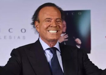 Julio Iglesias demanda a elDiario.es tras negarse a retractarse por las acusaciones de sus exempleadas
