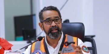 Juan Salas, director de Defensa Civil, celebra victoria contra el cáncer al tocar la campana de la vida