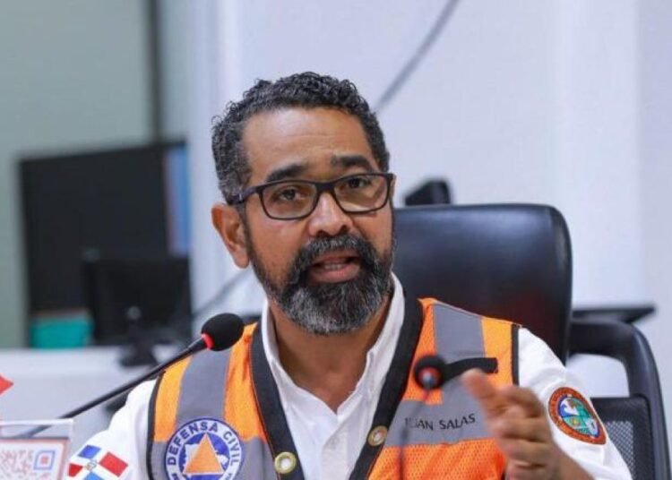 Juan Salas, director de Defensa Civil, celebra victoria contra el cáncer al tocar la campana de la vida