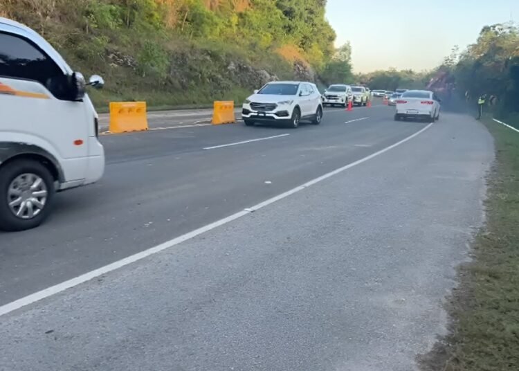 Reabren el paso en la carretera Juan Pablo II tras retirar rocas en el tramo Majagual