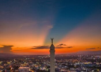 Espectacular atardecer en Santiago: el fenómeno meteorológico entre Cuba y Haití que cautiva a todos