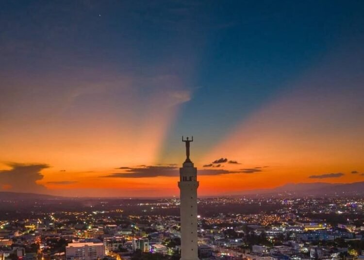 Espectacular atardecer en Santiago: el fenómeno meteorológico entre Cuba y Haití que cautiva a todos