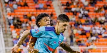 Marea salcedense invade Santiago: el sueño de la corona en el fútbol dominicano está a un paso