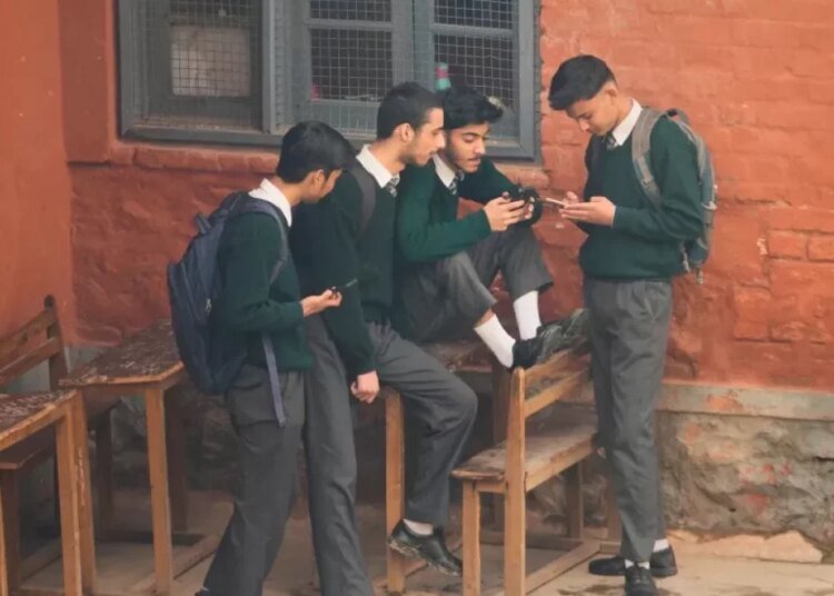 5 claves del mayor estudio en EE. UU. sobre el impacto de prohibir celulares en las escuelas