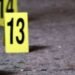 Hallan seis cuerpos calcinados y con impactos de bala al interior de vehículos