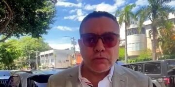 Cruz Jiminián entrega a Jhossan Capell ante el Ministerio Público tras incidente en audiencia de Jet Set