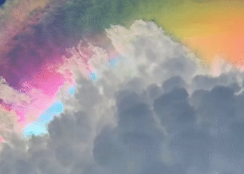 Qué son las espectaculares nubes iridiscentes que han sorprendido al cielo de Indonesia