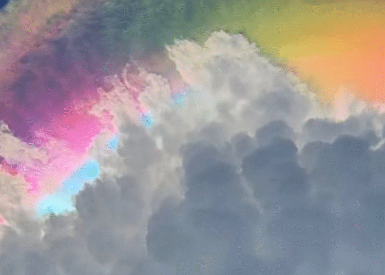 Qué son las espectaculares nubes iridiscentes que han sorprendido al cielo de Indonesia