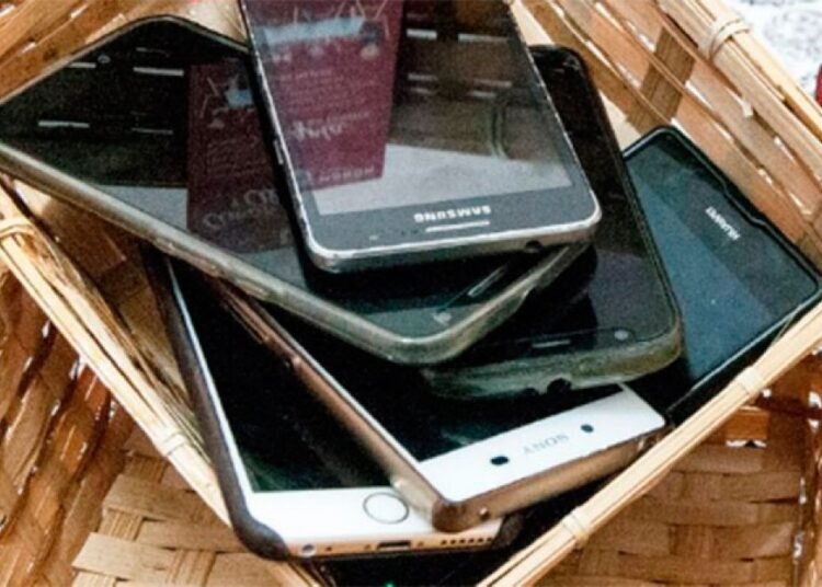 Comunidad educativa se une: docentes, padres y alumnos exigen regular el uso de celulares en las aulas