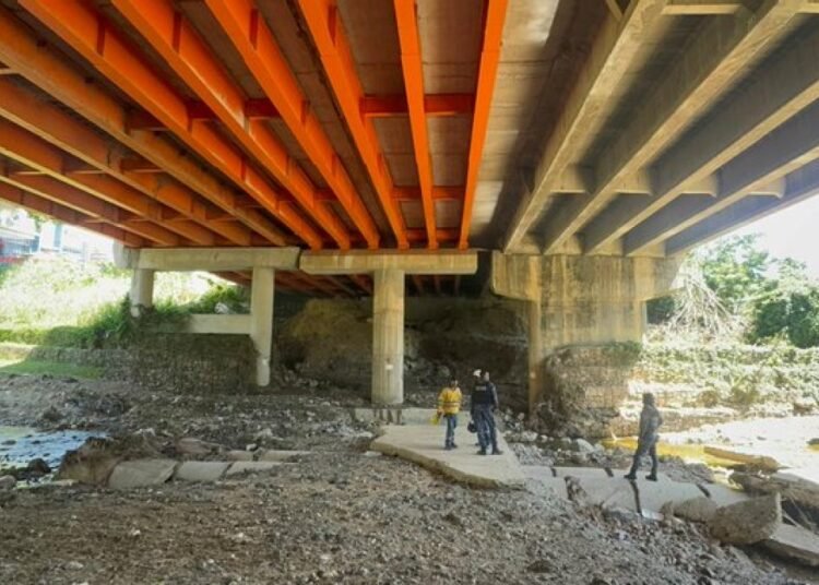 Hallan cadáver de un hombre en la autopista Duarte cerca del río La Penda y autoridades investigan el caso