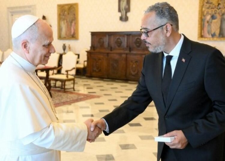 El primer ministro de Haití se reúne con el papa Francisco en el Vaticano para abordar la grave crisis del país