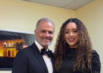 El emotivo gesto de la esposa de Carlos Alfredo que desafía los prejuicios sobre la edad