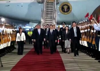 Así fue la impactante llegada de Donald Trump a Pekín que está dando la vuelta al mundo
