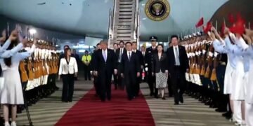 Así fue la impactante llegada de Donald Trump a Pekín que está dando la vuelta al mundo