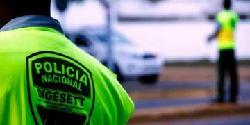 Escándalo en la vía pública: Agente de Digesett dispara contra motoconchista tras brutal agresión por la espalda