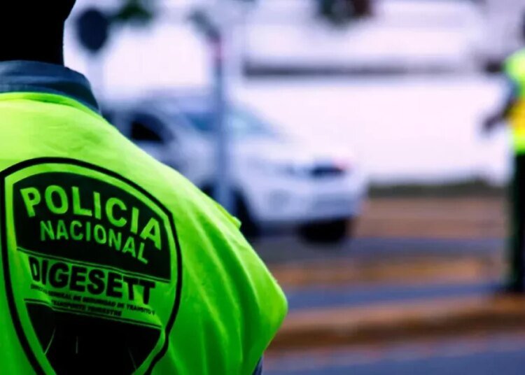 Escándalo en la vía pública: Agente de Digesett dispara contra motoconchista tras brutal agresión por la espalda