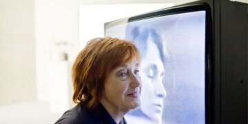 Muere Valie Export: la artista feminista que revolucionó el arte y fue inspiración clave para Rosalía