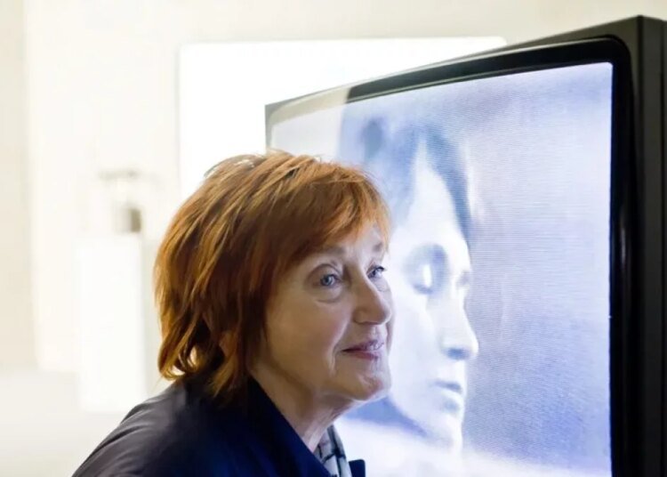 Muere Valie Export: la artista feminista que revolucionó el arte y fue inspiración clave para Rosalía