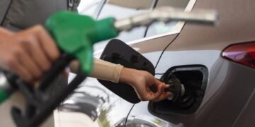 El petróleo de Texas se dispara y roza los 101 dólares por barril