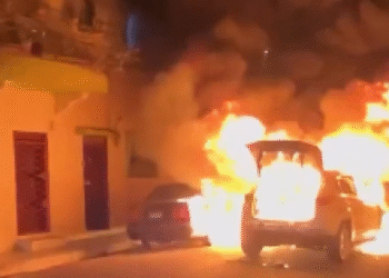 Así se originó el voraz incendio que consumió dos vehículos en la Zona Colonial