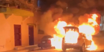 Así se originó el voraz incendio que consumió dos vehículos en la Zona Colonial