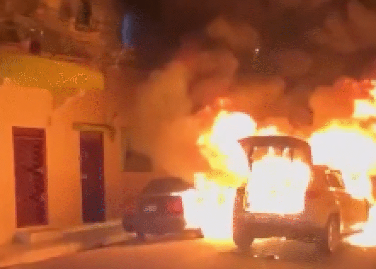 Así se originó el voraz incendio que consumió dos vehículos en la Zona Colonial