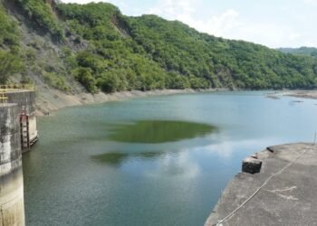 Alerta: COE prohíbe acceso al río Nizao y balnearios por peligrosas operaciones en presa Valdesia