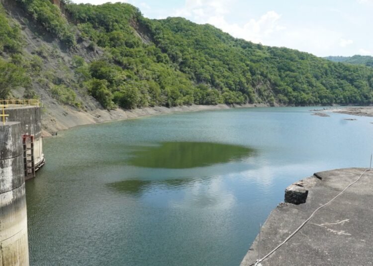 Alerta: COE prohíbe acceso al río Nizao y balnearios por peligrosas operaciones en presa Valdesia