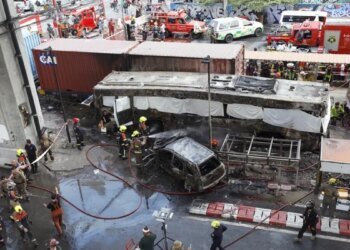 Tragedia ferroviaria: 8 muertos y 25 heridos tras el brutal choque entre un tren y un autobús