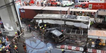 Tragedia ferroviaria: 8 muertos y 25 heridos tras el brutal choque entre un tren y un autobús